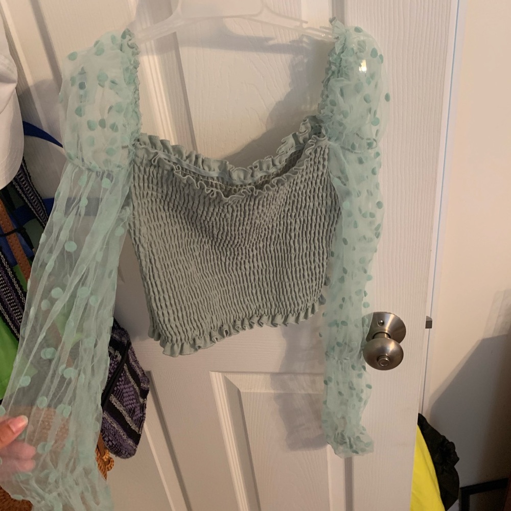 puffy sleeve top